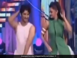 सुशांत ने Rashami Desai के लिए गाया था रोमांटिक गाना और किया था साथ में डांस, पुराना Video हुआ Viral सुशांत ने Rashami Desai के लिए गाया था रोमांटिक गाना और किया था साथ में डांस, पुराना Video हुआ Viral