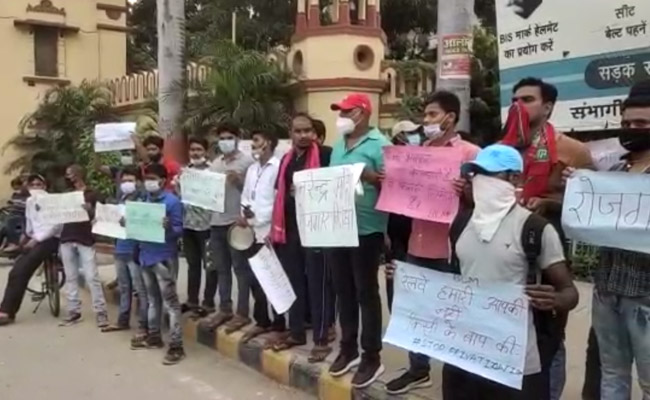 वाराणसी: बीएचयू में छात्रों ने किया विरोध प्रदर्शन, रोजगार देने की मांग