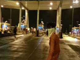 इंदौर : टोल बूथ पर नकोबपोशों ने जमकर तोड़फोड़ की, आसपास के किसानों से टैक्स वसूली का विरोध इंदौर : टोल बूथ पर नकोबपोशों ने जमकर तोड़फोड़ की, आसपास के किसानों से टैक्स वसूली का विरोध