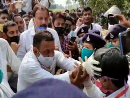 कमलनाथ के इलाके में कांग्रेस नेता ने एसडीएम के चेहरे पर कालिख पोती कमलनाथ के इलाके में कांग्रेस नेता ने एसडीएम के चेहरे पर कालिख पोती