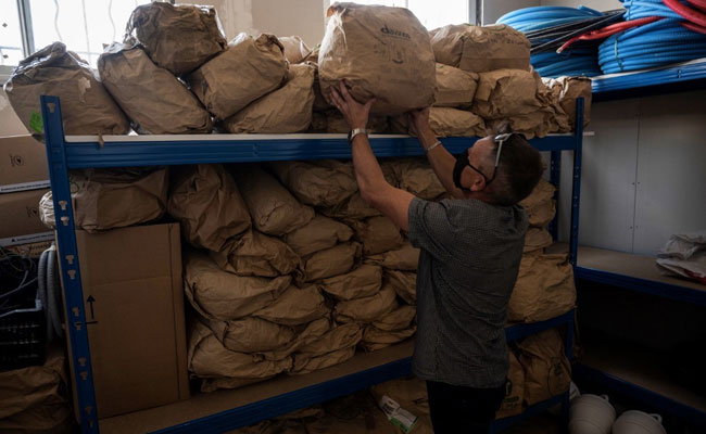 Bags Of Hair From Salons Are Helping Tackle Ocean Oil Pollution In France