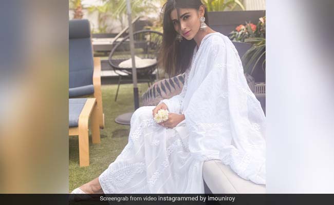 Mouni Roy के ट्रेडिशनल लुक ने जीता दिल, व्हाइट ड्रेस में दिखा एक्ट्रेस का खूबसूरत अंदाज- देखें Photos