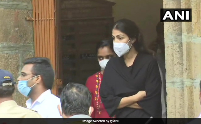 भायखला जेल में कैदियों के साथ रिया चक्रवर्ती ने किया था डांस, रिहाई वाले दिन पूरी जेल में बंटवाई थी मिठाई