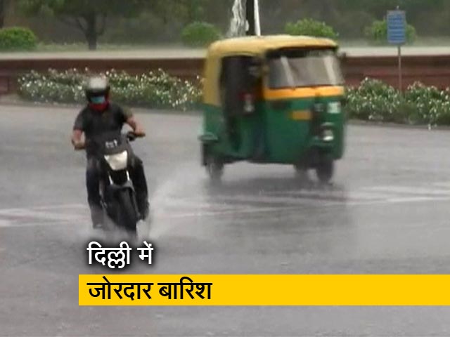 दिल्ली में तेज बारिश, कई इलाकों में भरा पानी