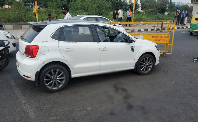 सिग्नल पर खड़ी थी कार, अचानक आए बाइकसवार बदमाशों ने कर दी ताबड़तोड़ फायरिंग...