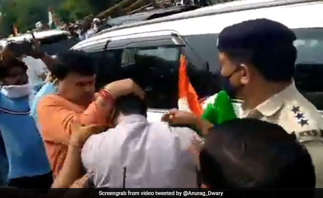 मध्य प्रदेश : ज्योतिरादित्य सिंध‍िया के करीबी मंत्री और कांग्रेस कार्यकर्ताओं के बीच झड़प, VIDEO वायरल