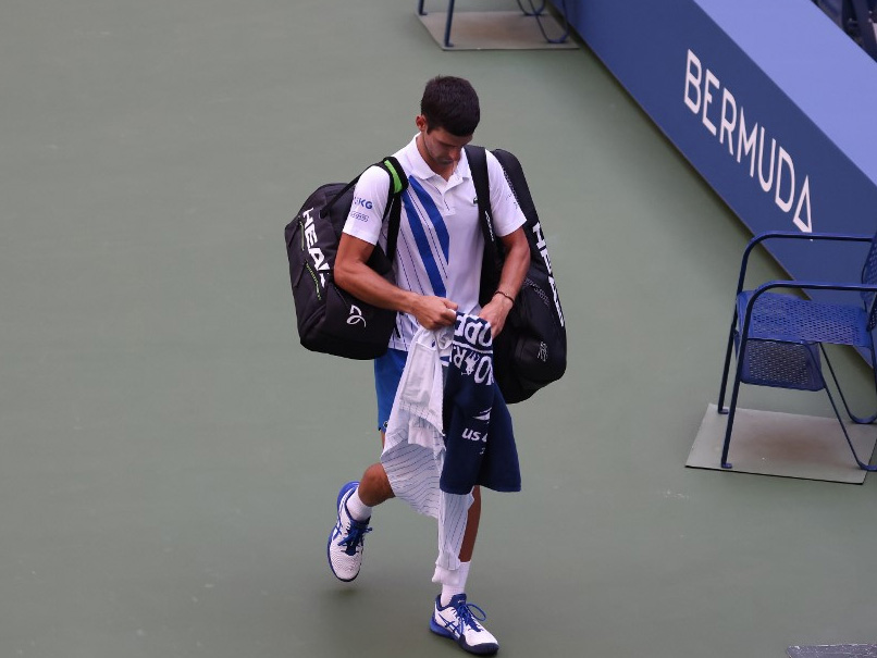 दुनिया के नंबर 1 टेनिस खिलाड़ी नोवाक जोकोविच लाइन वीमेन जज को गेंद मारने के कारण US Open से बाहर