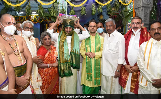 YS Jagan Mohan Reddy Offers Silk Cloths To Lord Venkateswara At Tirumala