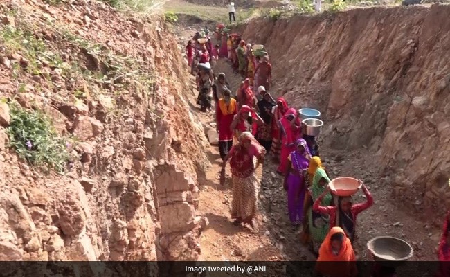 मध्यप्रदेश के एक गांव की बेटियों ने पानी के लिए पहाड़ी काटकर नहर बना डाली