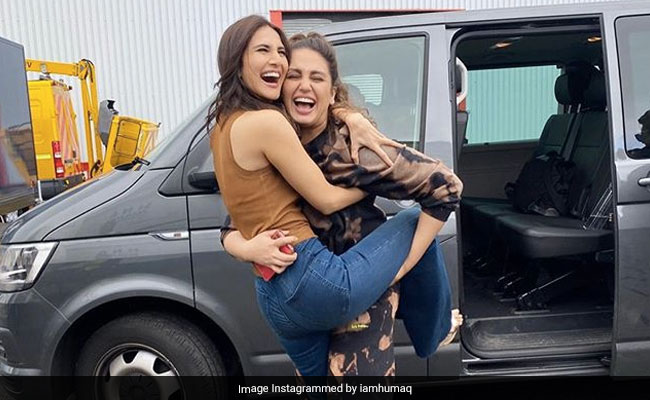 "Why Should Boys Have All The Fun?": Vaani Kapoor And Huma Qureshi In ROFL BTS Pics From <i>Bell Bottom</i> Set