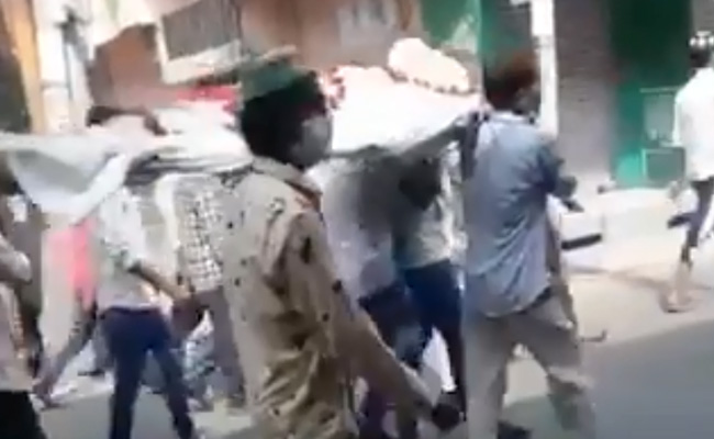 यूपी : गरीबों की मदद करने वाले डॉक्टर की मौत, मुस्लिमों ने अर्थी को कांधा देकर कहा 'राम नाम सत्य...'