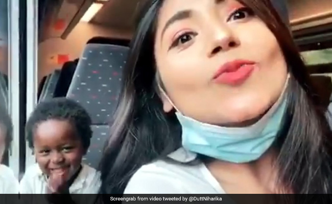 ट्रेन में लड़की ने दिया फ्लाइंग Kiss, बच्चे ने देखते ही मुंह पर रखा हाथ और फिर... देखें Viral Video