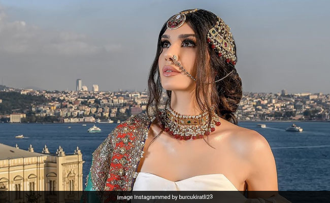 तुर्की सीरियल Ertugrul की एक्ट्रेस ने ट्रेडिशनल अंदाज में करवाया फोटोशूट, वायरल हुई तस्वीरें