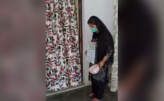 Teachers Day 2020 पर ये शिक्षक घर-घर जाकर मांग रहे हैं भीख, जानें क्या है मामला