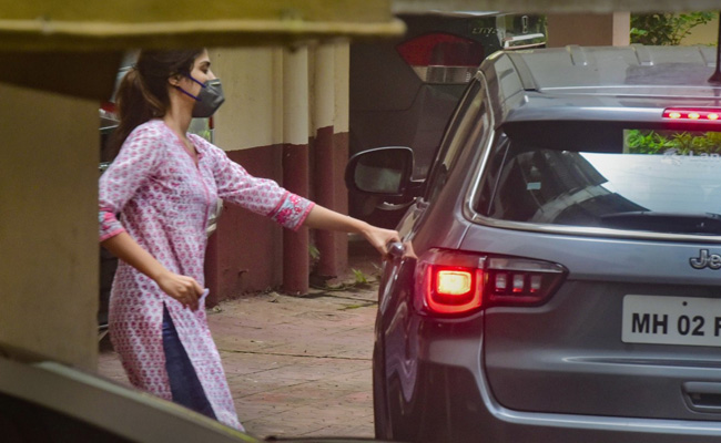 सुशांत राजपूत की बहन के खिलाफ रिया चक्रवर्ती की शिकायत के बाद मुंबई पुलिस ने दर्ज किया खुदकुशी के लिए उकसाने का केस