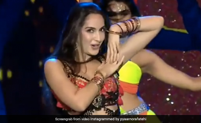 Nora Fatehi ने करीना कपूर के 'फेविकोल' सॉन्ग पर किया जबरदस्त बेली डांस, Video ने मचाया तहलका