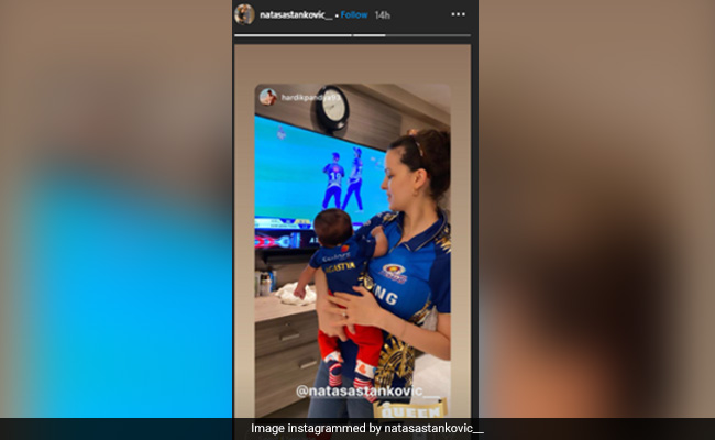 हार्दिक पांड्या की पत्नी और बेटा मुंबई इंडियंस की जर्सी में मैच देखते आए नजर, Photo हुईं वायरल