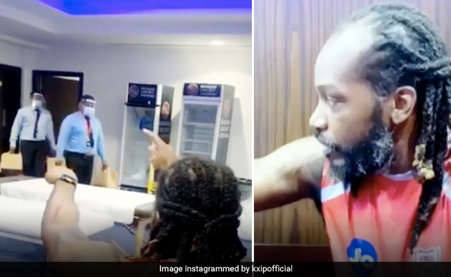 IPL 2020: क्रिस गेल के कमरे में मास्क लगाकर आए लोग, डर गया क्रिकेटर, बोला-  'रुको-रुको...' - देखें Video