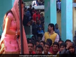सपना चौधरी स्टेज पर डांस से मचा रही थीं धमाल, तभी शख्स ने दे दिया ATM, वायरल हुआ Video सपना चौधरी स्टेज पर डांस से मचा रही थीं धमाल, तभी शख्स ने दे दिया ATM, वायरल हुआ Video