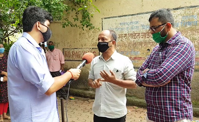 बच्चों की फीस भरने में अभिभावकों को हो रही परेशानी, फीस कम करने की उठ रही मांग