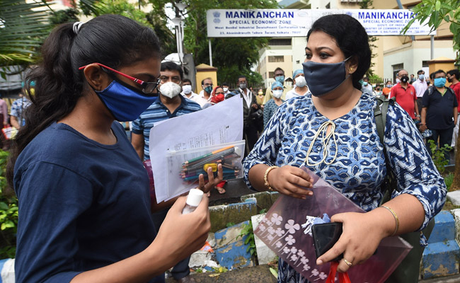 Kolkata JEE Candidates Battle Heavy Rain, Lack Of Transport