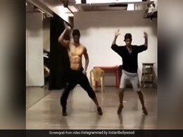 सुशांत सिंह राजूपत का थ्रोबैक Video हुआ वायरल, मस्ती में 'इक वारी आ' गाने पर डांस प्रैक्टिस करते आए नजर सुशांत सिंह राजूपत का थ्रोबैक Video हुआ वायरल, मस्ती में 'इक वारी आ' गाने पर डांस प्रैक्टिस करते आए नजर