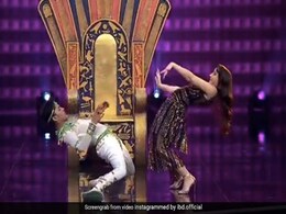 Nora Fatehi ने Dilbar सॉन्ग पर किया धमाकेदार डांस, एक्ट्रेस के स्टेप देख जज की आंखें भी रह गईं खुली- देखें Video Nora Fatehi ने Dilbar सॉन्ग पर किया धमाकेदार डांस, एक्ट्रेस के स्टेप देख जज की आंखें भी रह गईं खुली- देखें Video