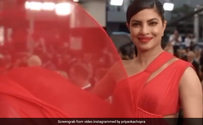 प्रियंका चोपड़ा ने रेड ड्रेस में दिखाया जबरदस्त स्वैग, एक्ट्रेस के Video ने मचाया धमाल