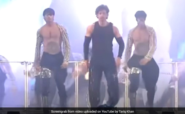 Hrithik Roshan ने स्टेज पर डांस से मचाया ऐसा तहलका, गोविंदा ने भी खूब बजाई ताली- देखें थ्रोबैक Video