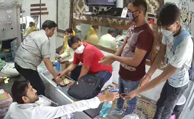 Watch: Men Walk Into UP Jewellery Store In Masks, Sanitise Hands, Rob It