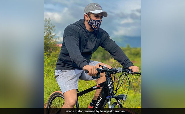 Salman Khan मास्क पहन साइकिल चलाते आए नजर, फैन्स दे रहे हैं ऐसा रिएक्शन...देखें वायरल Photo
