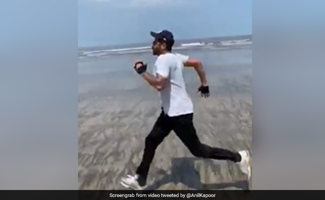 63 साल की उम्र में अनिल कपूर बीच पर तेज रफ्तार में दौड़ लगाते आए नजर, Video देख आप भी हो जाएंगे हैरान