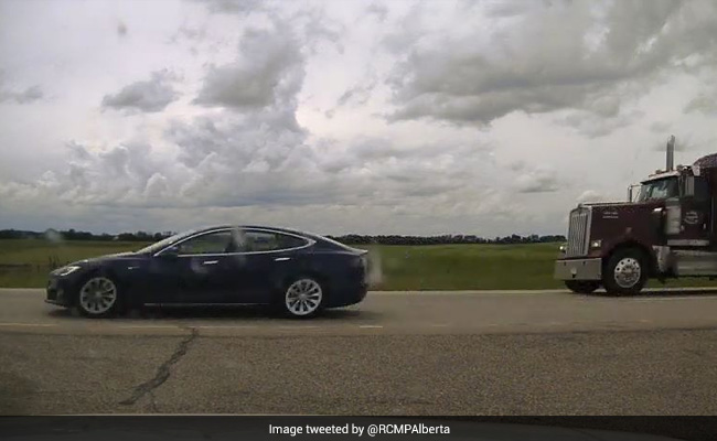 ड्राइवर ले रहा था नींद, सेल्फ ड्राइविंग टेस्ला कार 140 की स्पीड से दौड़ रही थी! पुलिस रह गई हतप्रभ