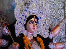 Durga Ashtami: दुर्गाष्टमी आज, सुबह से ही मंदिरों में उमड़ी श्रद्धालुओं की भीड़ Durga Ashtami: दुर्गाष्टमी आज, सुबह से ही मंदिरों में उमड़ी श्रद्धालुओं की भीड़