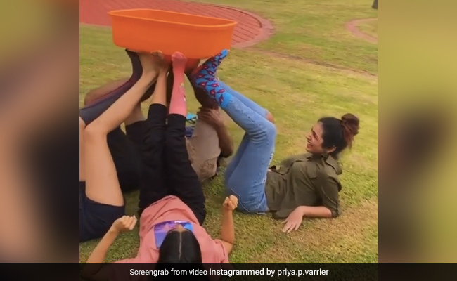 Priya Prakash Varrier दोस्तों के साथ कर रही थीं मस्ती, बिगड़ा बैलेंस और ऊपर गिर पड़ा पानी से भरा टब- देखें Video