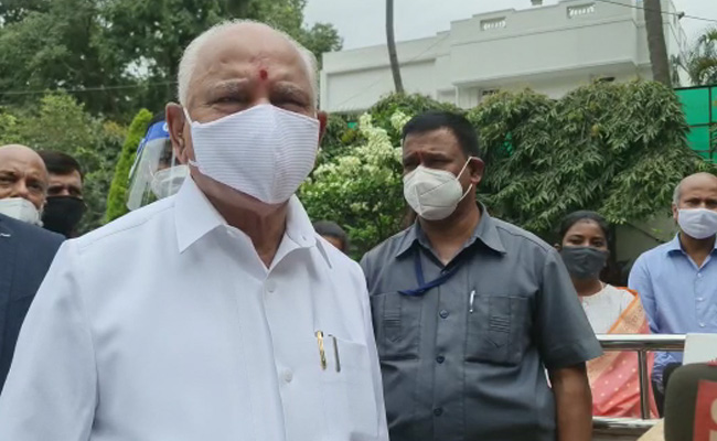 कर्नाटक : बीजेपी के लिए आसान नहीं बीएस येदियुरप्पा को सीएम के पद से हटाना