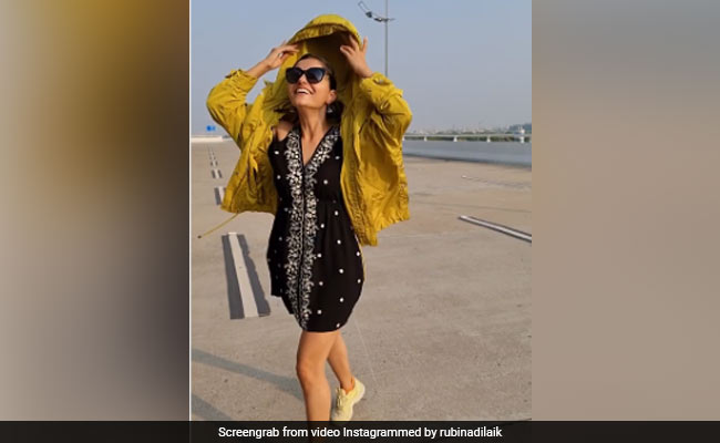 Rubina Dilaik ने बीच रोड पर दिखाया SWAG,  देखें वायरल VIDEO