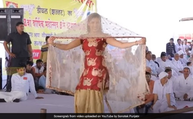 सपना चौधरी ने घूंघट ओढ़ स्टेज पर किया जोरदार डांस, देसी क्वीन का Video हुआ वायरल