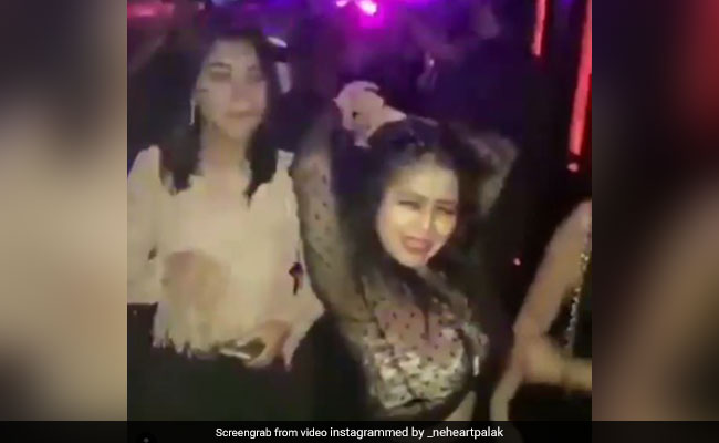 नेहा कक्कड़ पार्टी में दोस्तों के साथ झूमती हुईं आईं नजर, Video हुआ वायरल