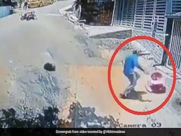 सड़क पर फिसलते हुए जा रहा था बच्चा, बाइक से कूदकर शख्स ने ऐसे बचाई जान... देखें Viral Video सड़क पर फिसलते हुए जा रहा था बच्चा, बाइक से कूदकर शख्स ने ऐसे बचाई जान... देखें Viral Video