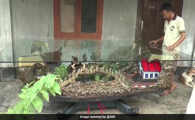 इस शख्स ने डाइनिंग टेबल को दिया अपनी कल्पना का रूप, झोपड़ी, तालाब, झरने, पुल से सजाया...