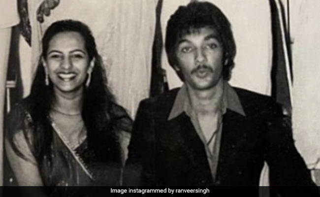 रणवीर सिंह ने मम्मी-पापा की शादी की सालगिरह पर शेयर की ब्लैक एंड व्हाइट फोटो, लिखा- कुछ नहीं बदला...