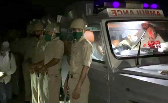 हाथरस गैंगरेप: पीड़िता के पिता ने रोते हुए बताया आखिरी बार बेटी का चेहरा तक नहीं देखने दिया