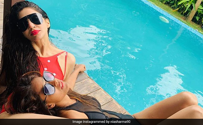 स्विमसूट पहने निया शर्मा ने गर्ल्स गैंग के साथ शेयर की ग्लैमरस फोटो, देखें Pics