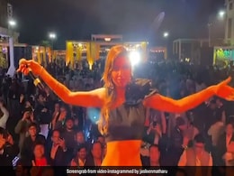 जसलीन मथारू ने पार्टी में 'बन्नो तेरा स्वैगर' गाने पर फैन्स को यूं झूमाया, देखें वायरल Video जसलीन मथारू ने पार्टी में 'बन्नो तेरा स्वैगर' गाने पर फैन्स को यूं झूमाया, देखें वायरल Video