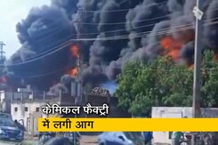 आगरा की केमिकल फैक्ट्री में आग, बुझाने की कोशिशें जारी आगरा की केमिकल फैक्ट्री में आग, बुझाने की कोशिशें जारी