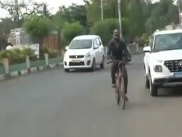 VIDEO: जब एम्बुलेंस नहीं पहुंची, 10 KM साइकिल चलाकर खुद ही अस्पताल पहुंचा COVID-19 मरीज़ VIDEO: जब एम्बुलेंस नहीं पहुंची, 10 KM साइकिल चलाकर खुद ही अस्पताल पहुंचा COVID-19 मरीज़