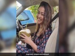 नेहा कक्कड़ कार में बैठी पी रही थीं नारियल पानी, कैमरामैन ने बता दिया नंबर तो सिंगर का यूं आया रिएक्शन- Video नेहा कक्कड़ कार में बैठी पी रही थीं नारियल पानी, कैमरामैन ने बता दिया नंबर तो सिंगर का यूं आया रिएक्शन- Video