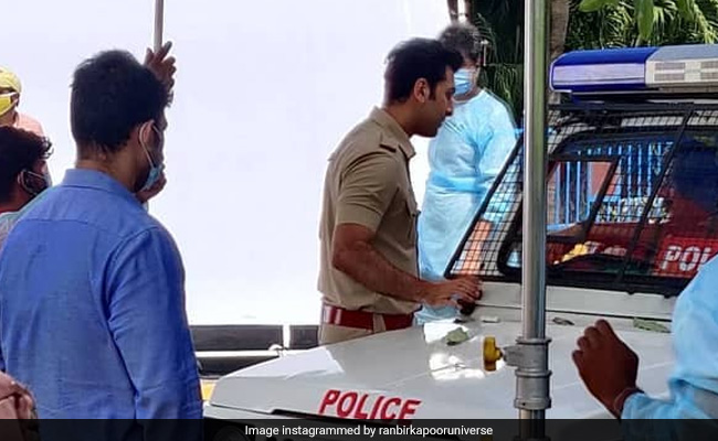 रणबीर कपूर पुलिस यूनिफॉर्म पहने आए नजर, फैन्स हुए क्रेजी...देखें Photos