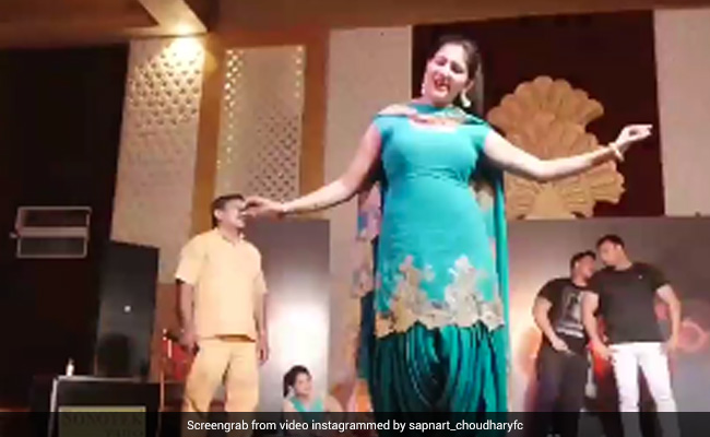 Sapna Choudhary ने हरियाणवी गाने पर किया डांस तो दर्शक भी लगे झूमने- Video हुआ वायरल
